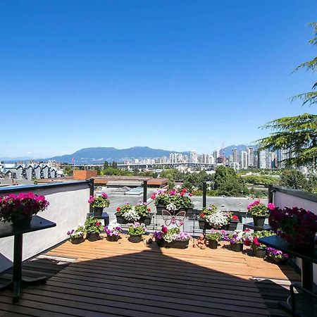 Billion Dollar Views In A Beautiful Fairview Slopes Heritage House Apartment Ванкувър Екстериор снимка