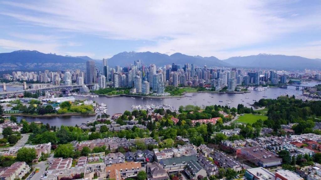 Billion Dollar Views In A Beautiful Fairview Slopes Heritage House Apartment Ванкувър Екстериор снимка