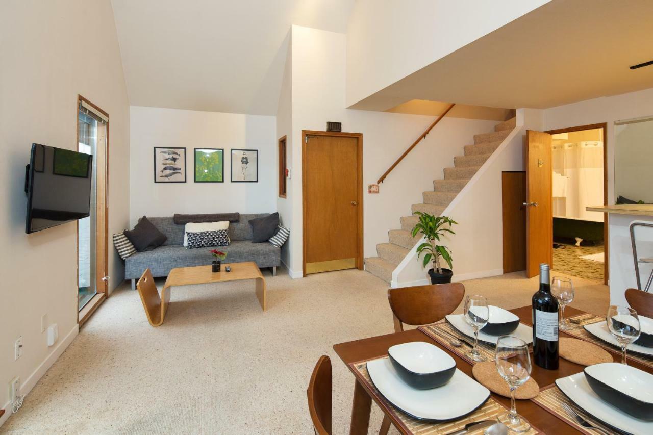 Billion Dollar Views In A Beautiful Fairview Slopes Heritage House Apartment Ванкувър Екстериор снимка