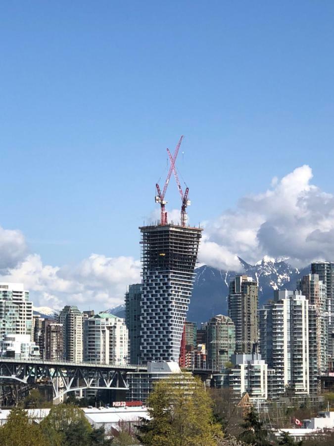 Billion Dollar Views In A Beautiful Fairview Slopes Heritage House Apartment Ванкувър Екстериор снимка