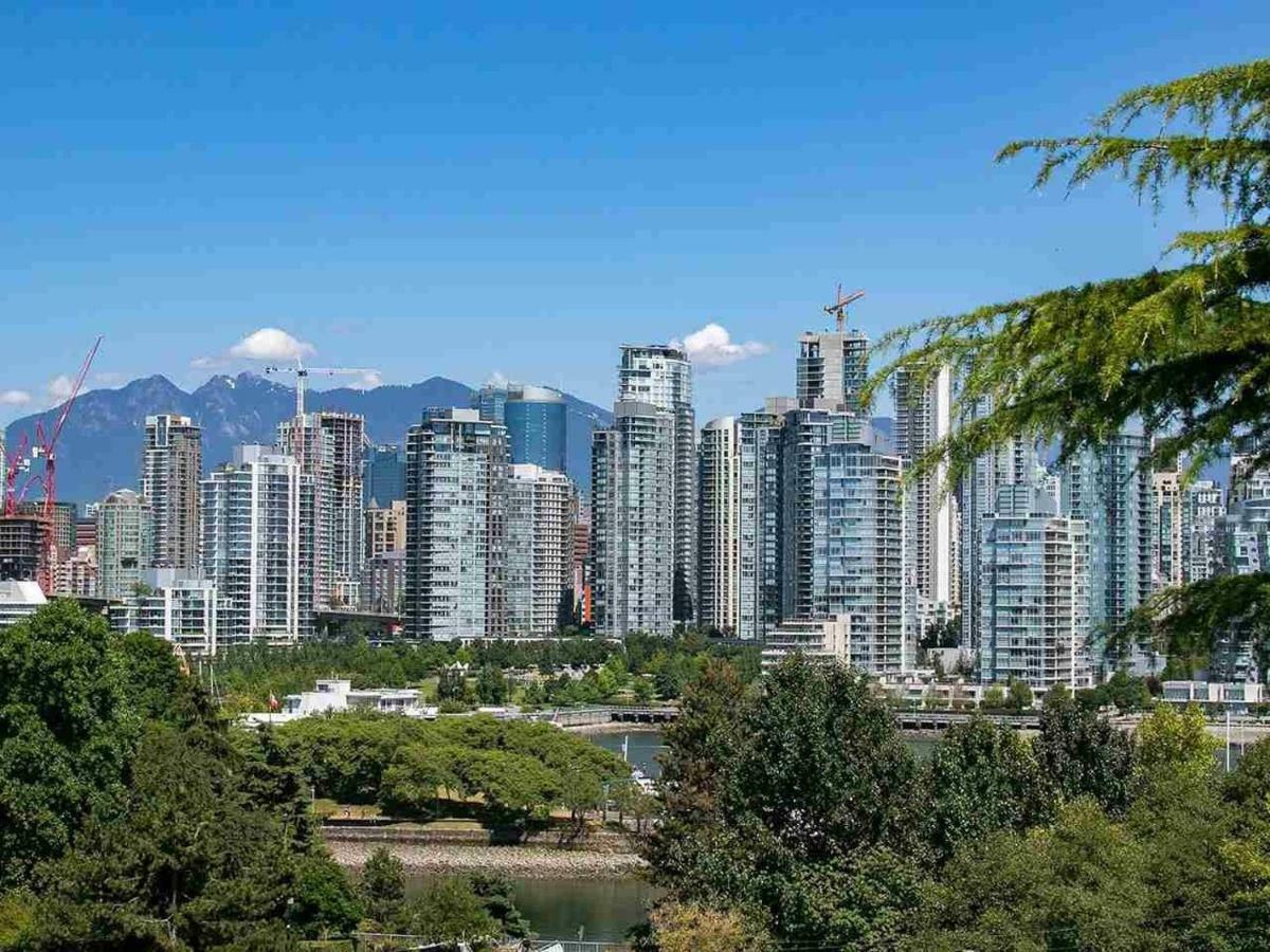 Billion Dollar Views In A Beautiful Fairview Slopes Heritage House Apartment Ванкувър Екстериор снимка