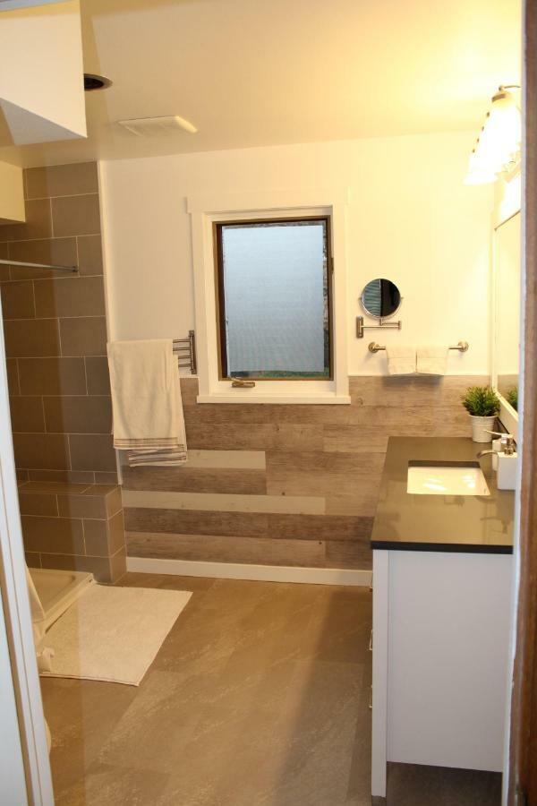 Billion Dollar Views In A Beautiful Fairview Slopes Heritage House Apartment Ванкувър Екстериор снимка