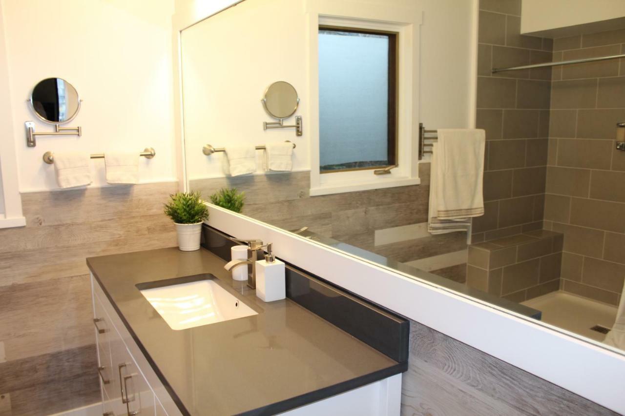 Billion Dollar Views In A Beautiful Fairview Slopes Heritage House Apartment Ванкувър Екстериор снимка