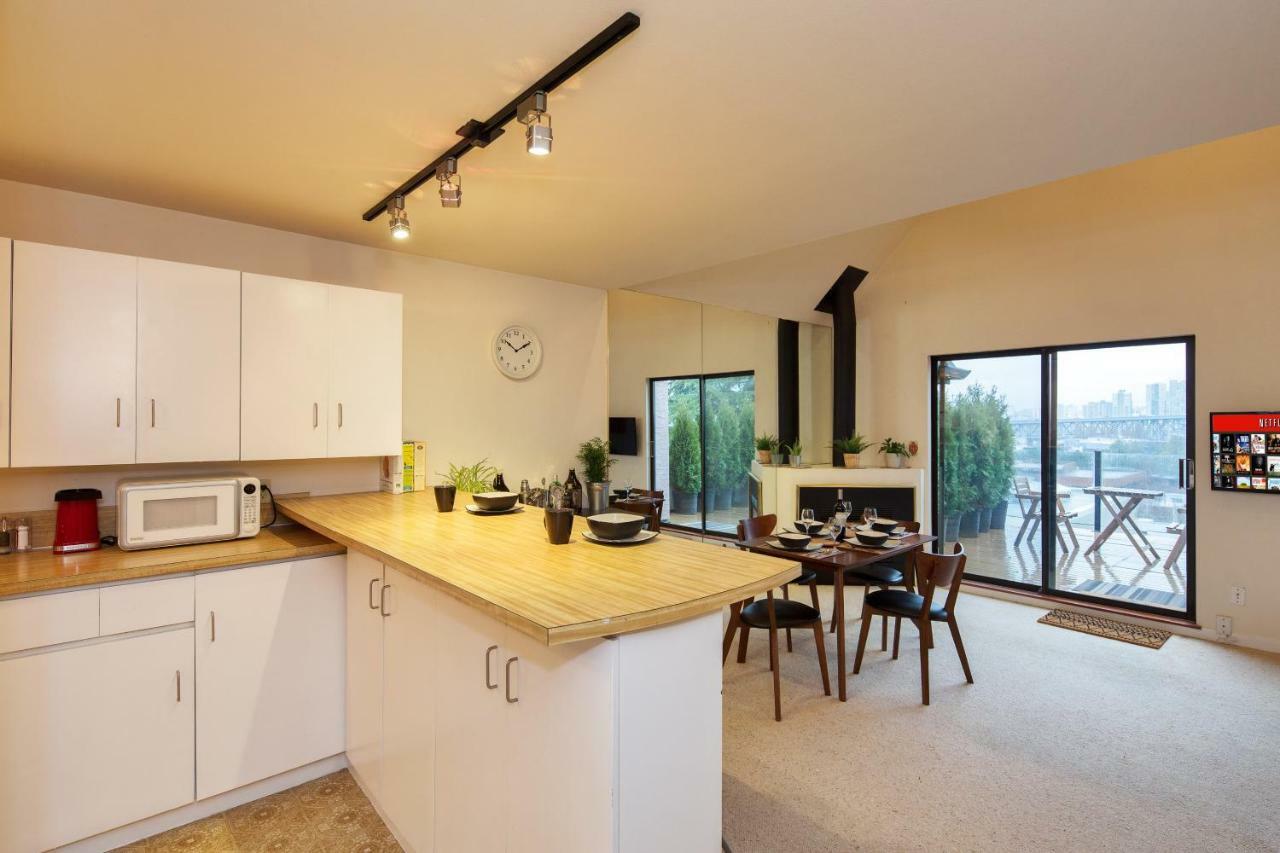 Billion Dollar Views In A Beautiful Fairview Slopes Heritage House Apartment Ванкувър Екстериор снимка