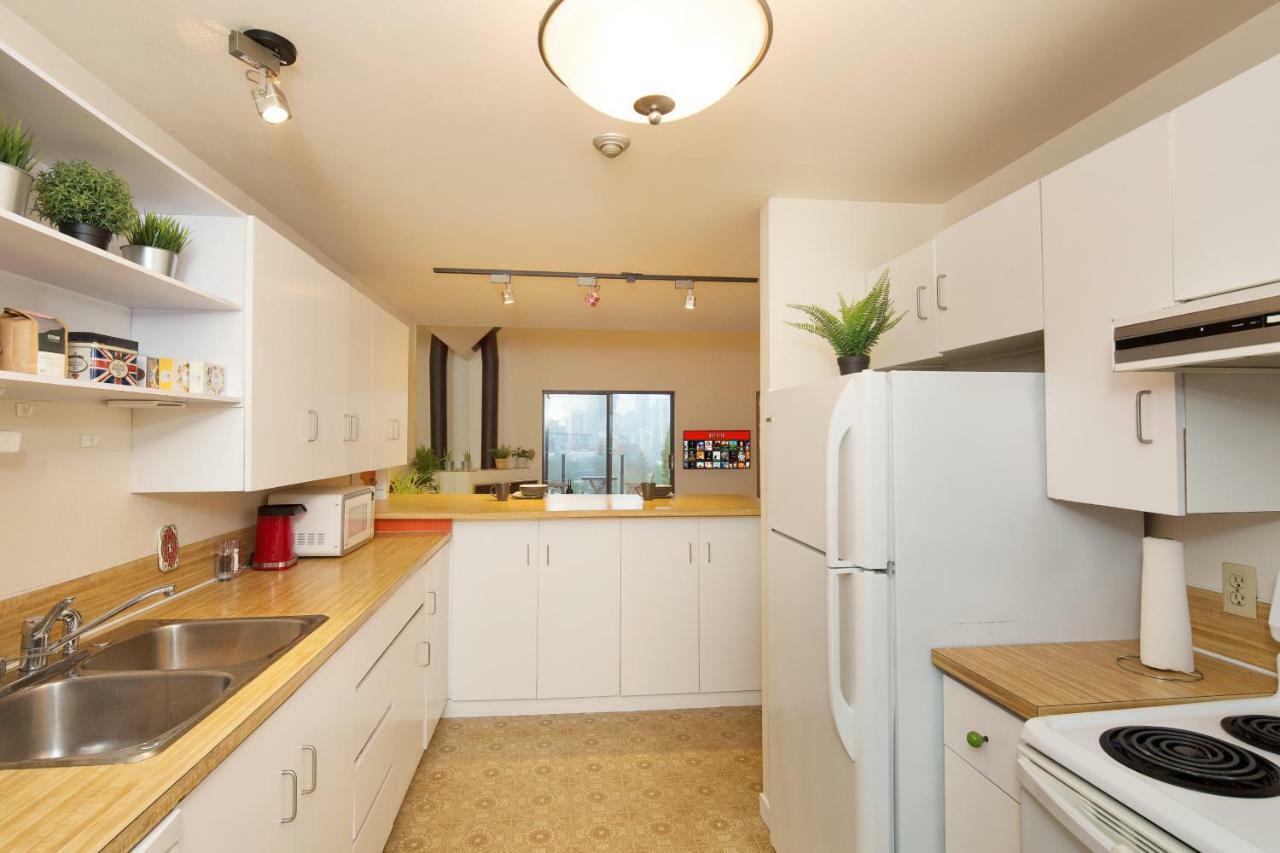 Billion Dollar Views In A Beautiful Fairview Slopes Heritage House Apartment Ванкувър Екстериор снимка