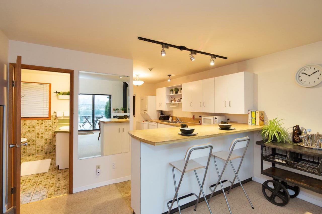 Billion Dollar Views In A Beautiful Fairview Slopes Heritage House Apartment Ванкувър Екстериор снимка